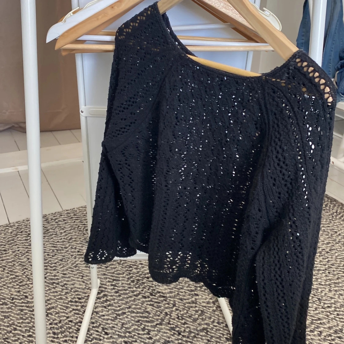 Svart virkad croppad tröja från ONLY - 1