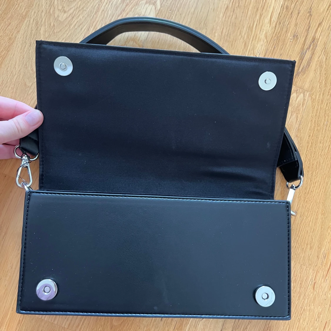 Svart axelväska i skinnlook - 3