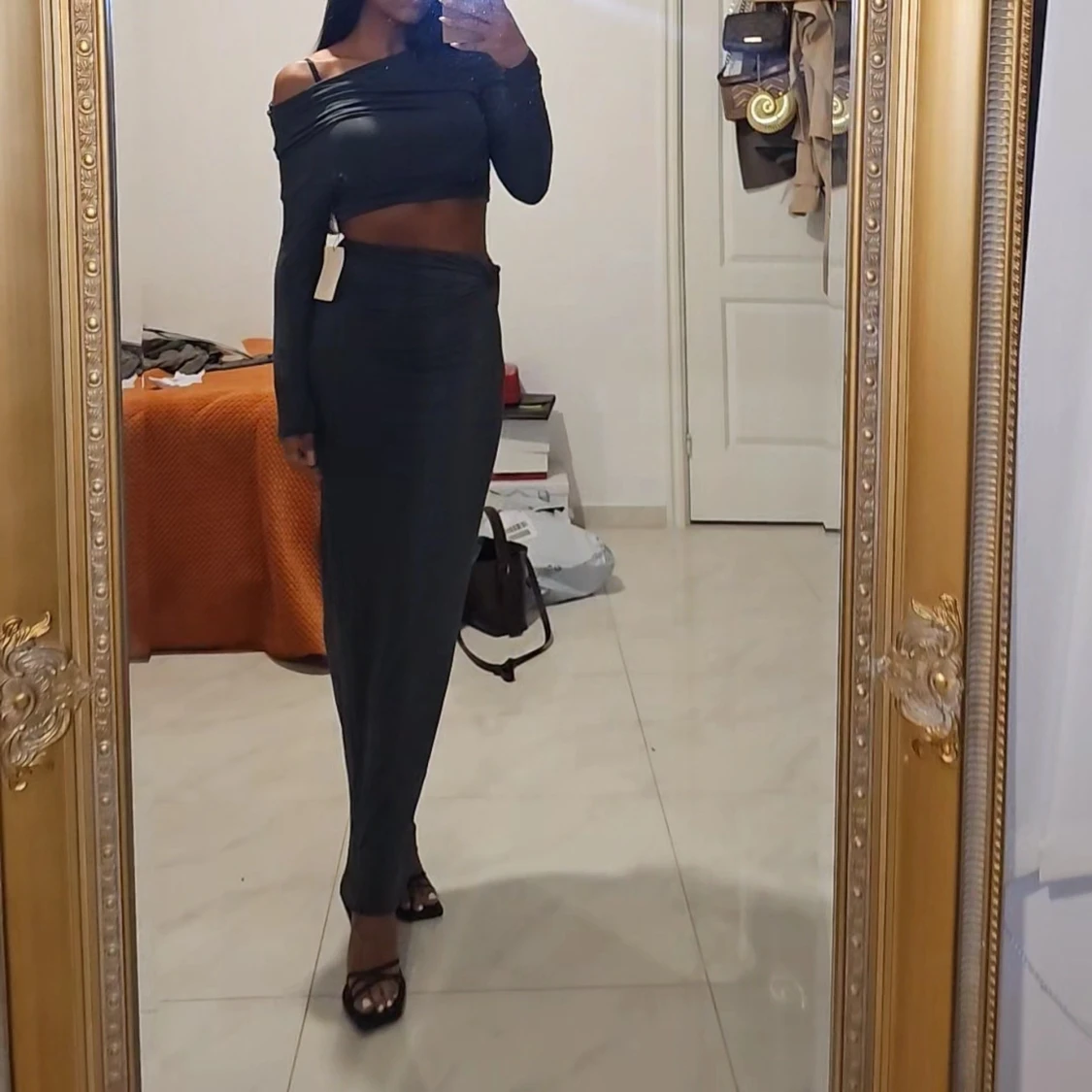 Mörkgrå lång kjol med offshoulder topp