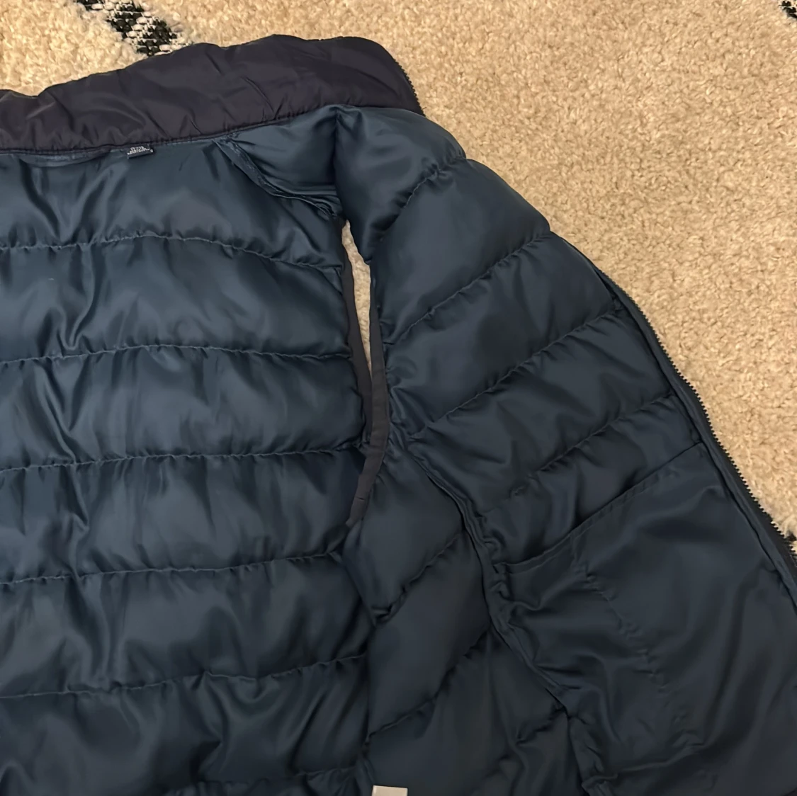 Mörkblå dunväst från Uniqlo - 2