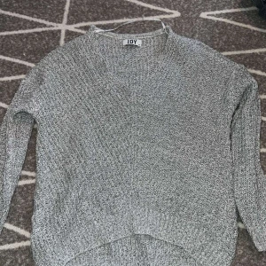 Grå stickad tröja från JDY❣️ - Säljer en grå stickad tröja från JDY i storlek XS. Tröjan har en rund halsringning och långärmade ärmar. Den är ribbad vid muddar och nederkant, och har en loose passform som gör den extra chill. Perfekt för lager-på-lager under hösten och vintern💕🤍💐