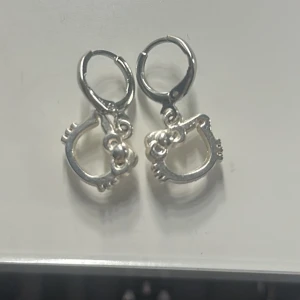 Hello Kitty örhängen i silverfärg - Snygga örhängen med Hello Kitty-motiv i rostfritt stål