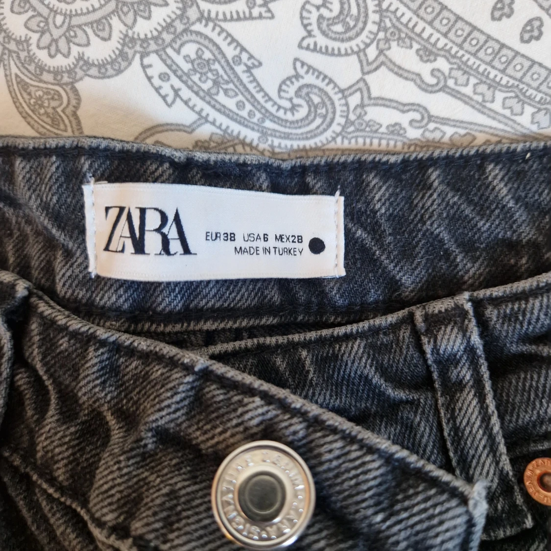 Grå jeans straight fit från Zara - 1