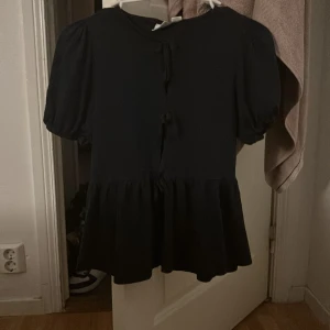 Marinblå söt topp från Gina Tricot Young  - Säljer en marinblå söt topp jätte fin och gullig tyvärr är det lite tajt på mig!! Jag har bara använt den en gång!pris kan pratas lite mer om när du har kontaktat mig om att du vill ha den😊