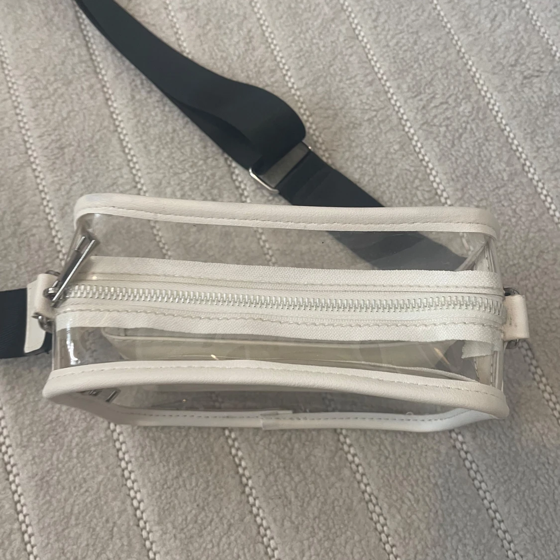 Transparent axelväska med vit mindre väska. - 1