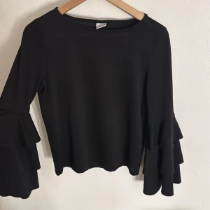 Volang blus - Fin blus med volanger på armar. Köpt på vinted inte använd, bra skick. Från Gina tricot.