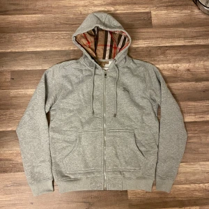 burberry zip hoodie - Snygg och ny burberry tjocktröja. använd fåtal gånger