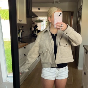 Zara kort kappa - Jätte fin kort kappa från Zara, den e grå/beige, använt men super fint skick, skriv innan köp o för funderingar❤️❤️