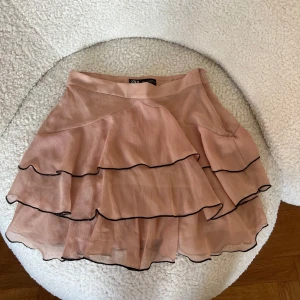 Rosa volangkjol från Zara - Supersöt rosa volangkjol från Zara i storlek S.🩷