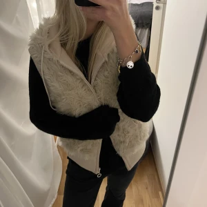 Teddy väst - Teddy väst köpt från sellpy. Såå gosig och perfekt tillvardags eller skidresa..⛷️