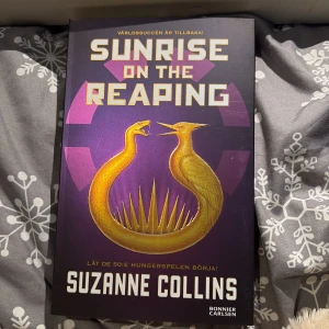 Sunrise on the Reaping - Världssuccén är tillbaka! Låt de 50:e Hungerspelen börja. En bok med spännande omslag och lockande baksidestext om att kämpa när allt står på spel. Perfekt för dig som gillar intensiva berättelser och dystopiska världar.