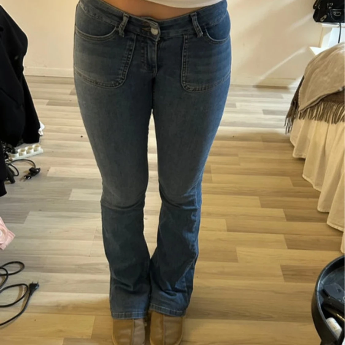 Blå bootcut jeans med fickdetalj
