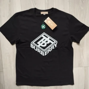 Svart Burberry t-shirt  - Äkta Burberry T shirt med Stock x verifierad. Säljer pga för liten annars riktigt fet. Ny pris är 4000 säljer för 2500 