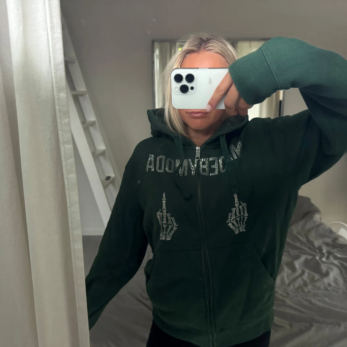 Mörkgrön hoodie med strass från Madebymoda - 1