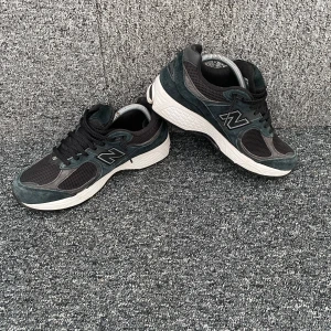 Svarta New Balance sneakers mesh & mocka - Snygga svarta New Balance sneakers med ovandel i mesh och mocka, vita sulor och klassisk N-logga på sidan. Skorna har rund tå, snörning och en sportig vibe som passar perfekt till streetwear. Bekväma och stilrena med coola detaljer.