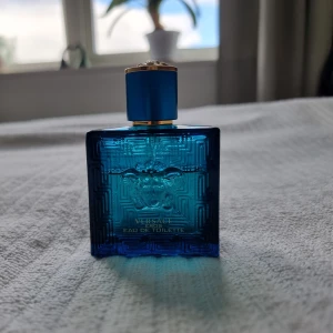 Vercase eros parfym  - Vercase eros parfym i bra skick. Ungefär 35ml är kvar och förpackningen ingår. En riktigt najs parfym för en lyxig känsla👌💯🎉 Lådan har däremot fått några små skador men inget som gör någon skillnad. Om priset är högt eller om någon undrar något annat så är det bara att fråga.💯💯