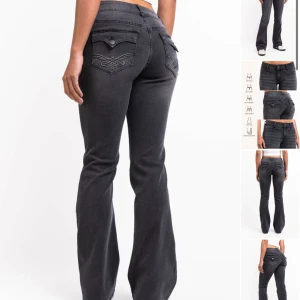 Svarta raka jeans med broderad ficka - Snygga svarta jeans med raka ben och markerad pressveck längs framsidan. 36 i extra tall  med Låg midja och dubbla knappar i linningen. Bakfickorna har broderade detaljer och knappstängning. Perfekta för dig som gillar en clean men ändå unik look.