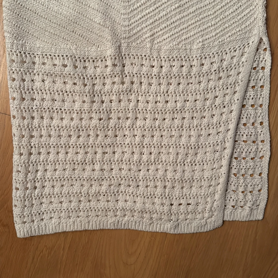 Beige stickad långkjol med slits - 1