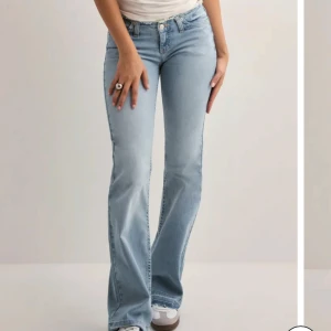 Ljusblå bootcut jeans - Snygga ljusblå jeans med bootcut passform . Säljer för dom är för stora för mig 