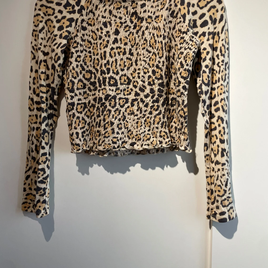 Leopardmönstrad långärmad topp från Gina Tricot - 1