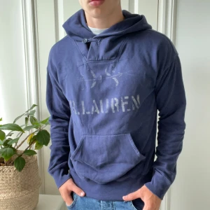 Ralph Lauren denim and supply vintage hoodie  - Unik hoodie med snyggt tryck och unik design✌️, skicket är väldigt bra inga större defekter. Modellen är 180,75 kg och bär S (uppfattas mer som en M) säljer för lite dyrare då den är väldigt snygg och rare🙌