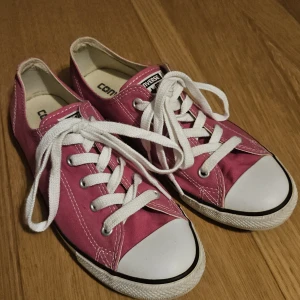 Rosa Converse  - Snygga rosa Converse i strl 39, använda någon enstaka gång men inte något som syns, bara ställa frågor om ni har några 💕 