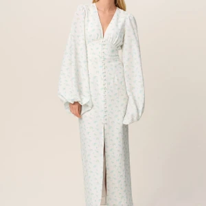 Adoore klänning - Intressekoll på min vita adoore klänning med blåa blommor på. 