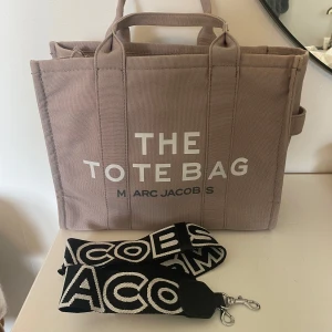 Marc Jacobs the tote bag - Marc Jacobs tote bag. Zooma in bilderna för skick! Köpt i Spanien. 
