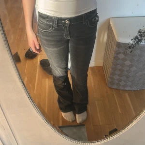 Svarta bootcut jeans från Gina Tricot - Säljer ett par svarta jeans från Gina Tricot med snygga vita kontrastsömmar och bootcut-ben. Storlek 158 men töjbara. As bekväma och skittttt snygga!!! Måste tyvärr rensa mina jeans därför måste jag sälja😢 passar dig som är runt 150-170 i längd. Det är använda max 2 gånger