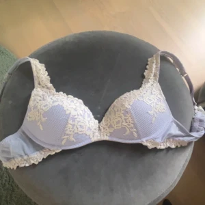 Ljuslila intimissimi bh  - Ljuslila intimissimi bh i modellen Gioia i 75b, den säljs inte längre och är därför osäker på om jag vill sälja där av priset, pris kan diskuteras vid snabb affär 💗