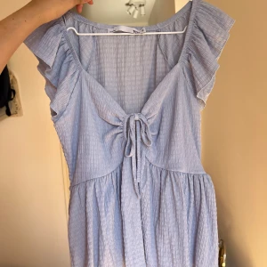 Ljusblå topp storlek m - Supersöt ljusblå topp från 157 med volangdetaljer på axlarna och knyt framtill. Storlek M använd ett fåtal gånger 🩵 perfekt skick 