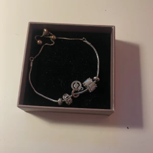 Silverfärgat armband med berlocker - Super snyggt armband! Mycket bra skick förutom att armbandet tappat färg  vid spännet (se bild 3) 🩷 Hör gärna av dig om du undrar något, köp gärna med Instabox! Kvar tills markerad som såld 🫶🏼💘
