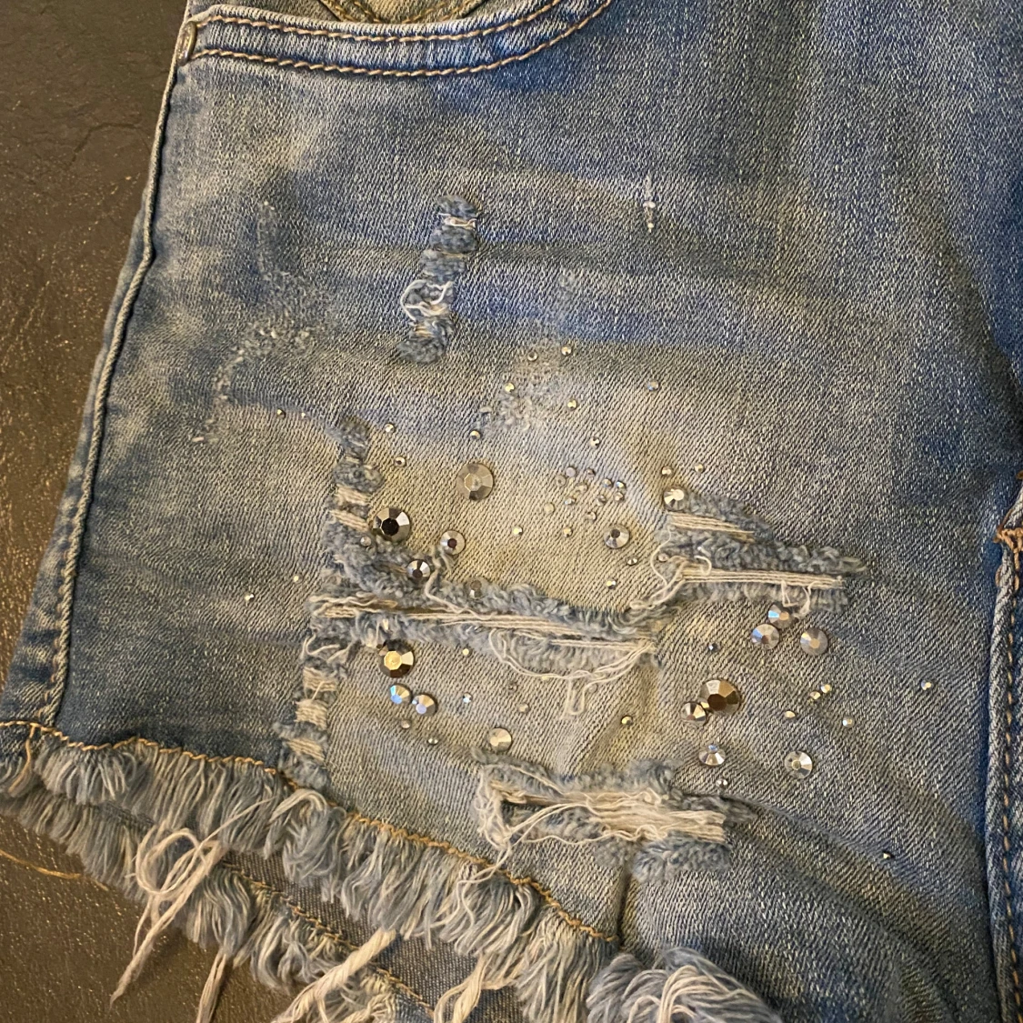 Blå jeansshorts med pärlor - 3