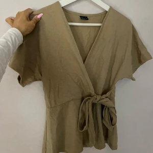 Omlott topp - Omlott topp i storlek XS. Aldrig använd🩷