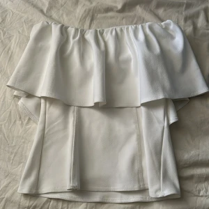 Zara topp  - Populär zara topp!💗 helt ny med prislappen kvar🥰 vill se vad jag kan sälja den för så lägg gärna prisförslag så kommer vi överens om något💝obs säljer inte den för 50!