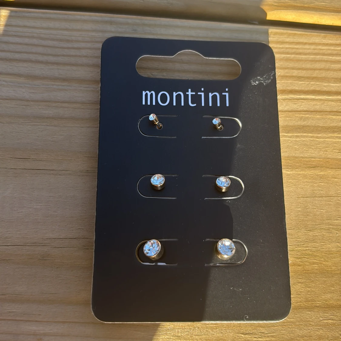 Guldiga örhängen med strass från Montini