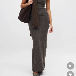 Mörkbrun stickad långkjol - Supersnygg mörkbrun och lågmidjad långkjol i mjukt stickat material från Moa mattsons kollektion med nakd. Har kjolen i både S & M till försäljning. Aldrig använd