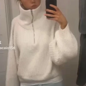 Vit stickad half zip-tröja Gina Tricot - Supermysig vit stickad tröja från Gina Tricot i oversized modell. Tröjan har hög krage med half zip-dragkedja och breda, långa ärmar. Perfekt för kalla dagar och enkel att styla med jeans eller leggings.