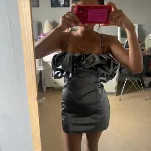 Fest klänning  - Super fin endast använd en gång. Från zara säljs ej längre 