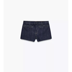 Zara shorts - Säljer dessa supersnygga zara shorts då de var för stora. Nya med lapp kvar. Helt slutsålda och eftertraktade. Kom med bud