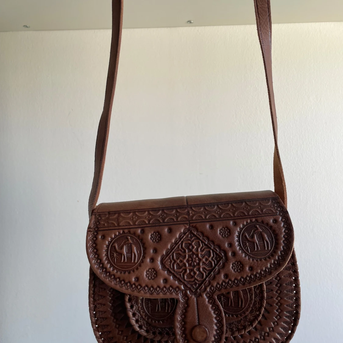 Brun axelväska i skinn med mönster - 2