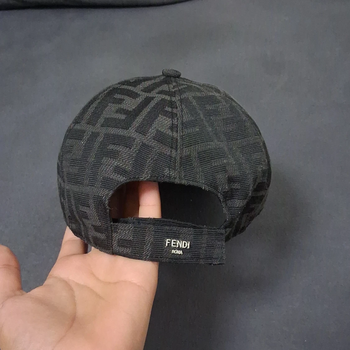 Svart Fendi keps med FF-mönster - 1