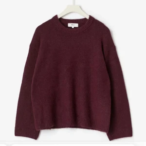 Vinröd stickad tröja - Mysig vinröd stickad tröja. Använd 1 gång och den har inga defekter. Säljs på grund av att den inte kommer till användning 