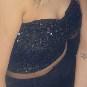 Svart paljett bandeau tubtopp - Jätte snygg topp som endast kommit till användning vid 2 tillfällen.