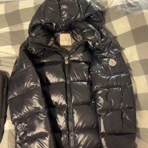 Moncler Maya - Storlek 1, passar bra som S och XS. Den är i nyskick samt väldigt fräsch då jag är omhändertagande med mina kläder. Jackan är varm och skön men samtidigt luftig. Du håller dig varm i den men blir aldrig för varm. NFC-tagg finns på insidan av lappen, som ni ser på bilden. Priset är redan bra men kan självklart diskuteras och sänkas vid snabb affär. Dustbag ingår!