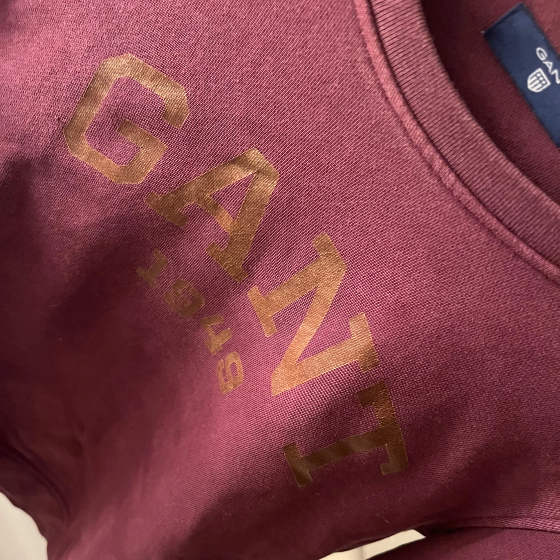 Vinröd sweatshirt från GANT XS - 1