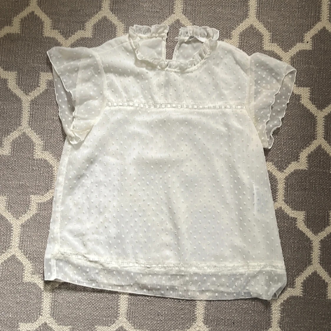 Vit prickig blus med volang från ONLY - 1