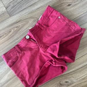 Rosa shorts - Snygga lågmidjade rosa shorts från Sinsay i storlek S! 🩷