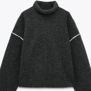 Stickad polo tröja  - Helt slutsåld . Mörk grå stickad tröja med krage / turtle neck. Från Zara. Prislapp kvar 