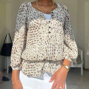 Blus från hm  - Snygg och trendig blus från hm som jag knappt har använt de vill säga nästan ny skick! 